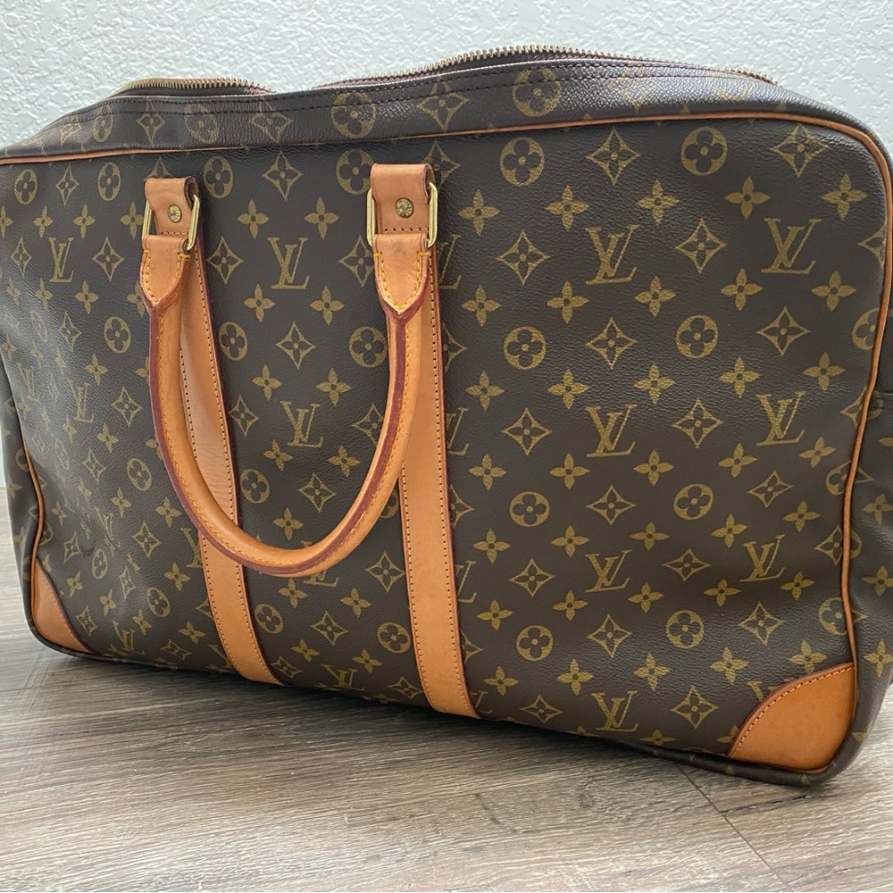 Pre owned Authentic Louis Vuitton Sirius 50, with 3 zipper compartments.